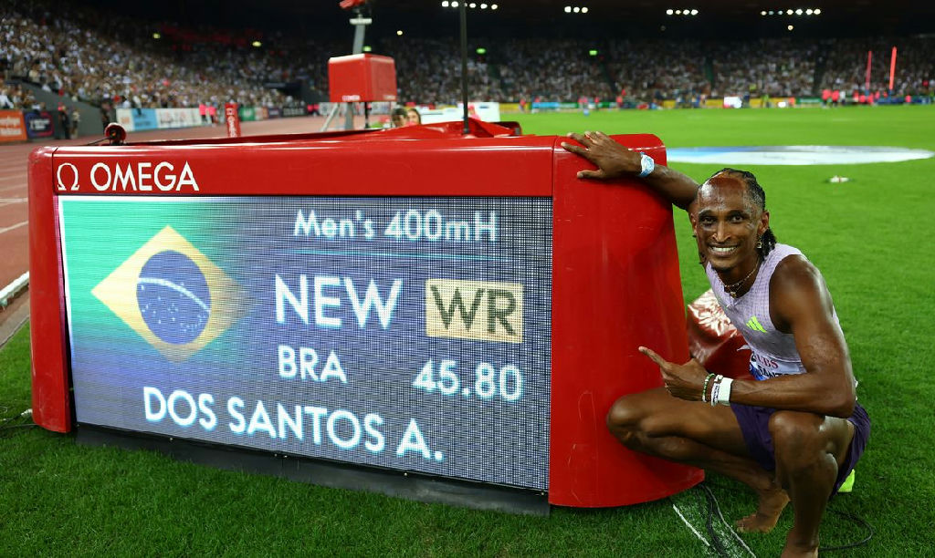 Alison dos Santos faz história com novo recorde mundial nos 400m com barreiras na Diamond League
