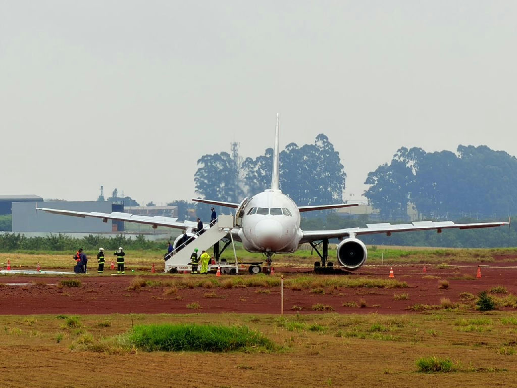Avião da Latam sai da pista durante pouso no Aeroporto de Cascavel