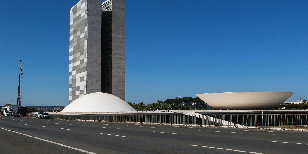 Câmara adia para terça votação de MP que elimina imposto sobre compras internacionais