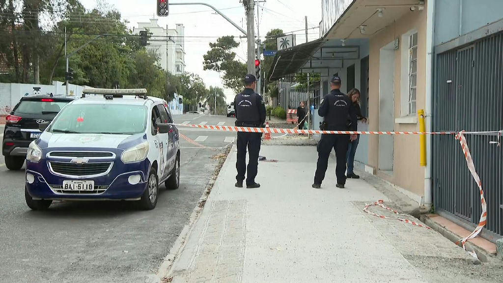 Ex-marido descumpre medida protetiva e atira contra mulher em Curitiba