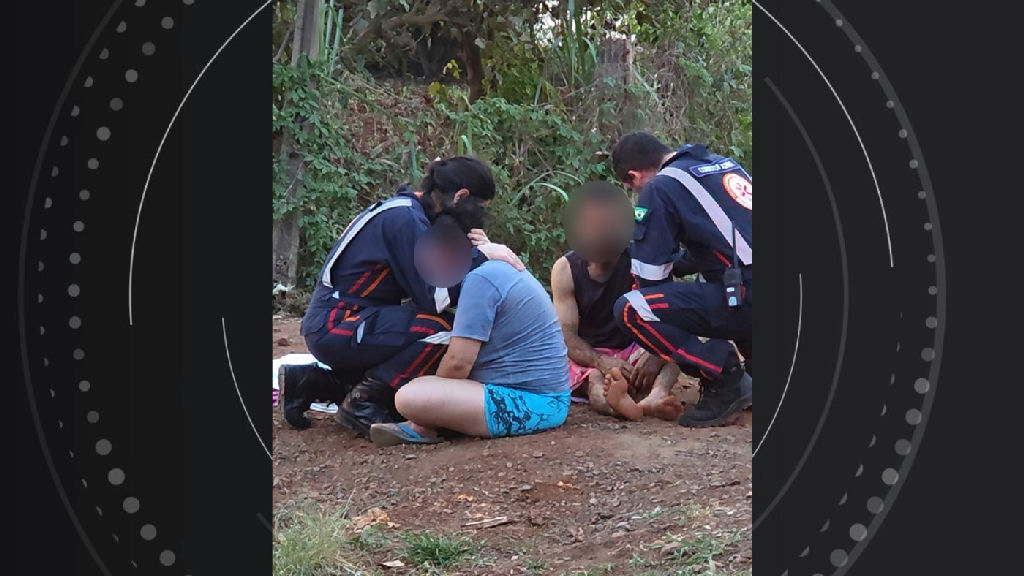 Apoio emocional: socorristas do Samu confortam pais após perda trágica de filha em acidente no Paraná