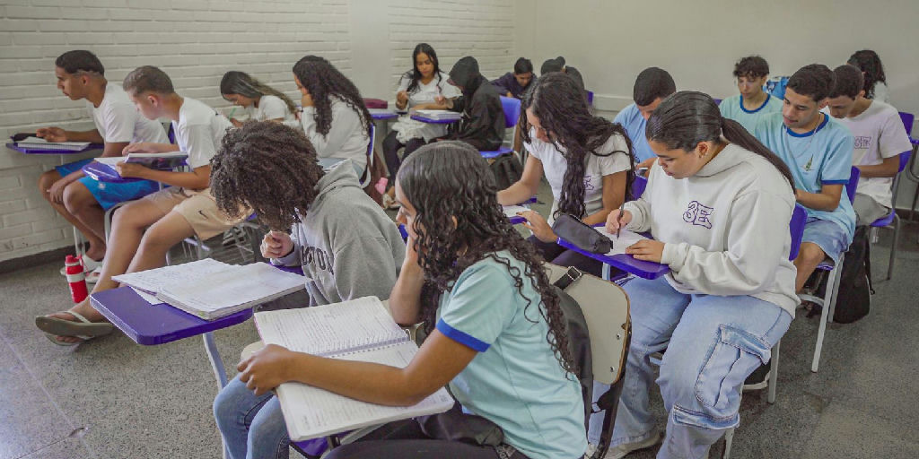 Avaliação PISA 2025: Brasil estabiliza desempenho escolar em cenário de queda global