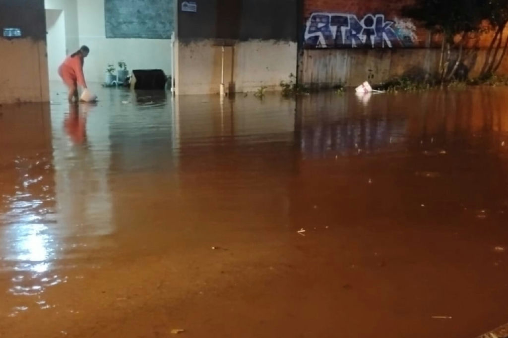 Chuvas intensas castigam Paraná pelo quarto dia, deixando milhares desalojados e cidades em alerta