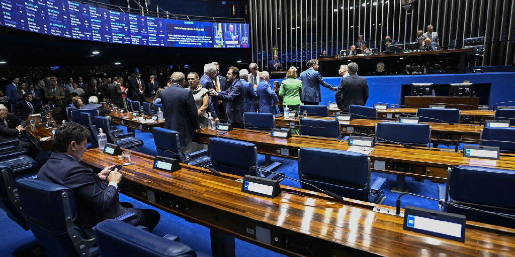 Omar Aziz articula rito especial para acelerar votação da PEC da escala 6x1 no Senado