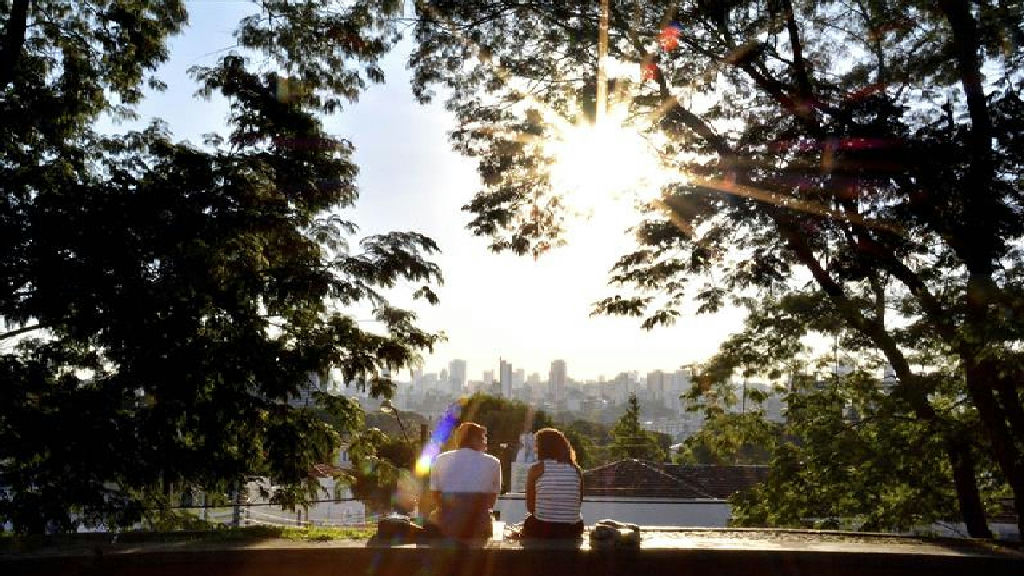 Por que o sol parece mudar de lugar em Curitiba ao longo do ano?