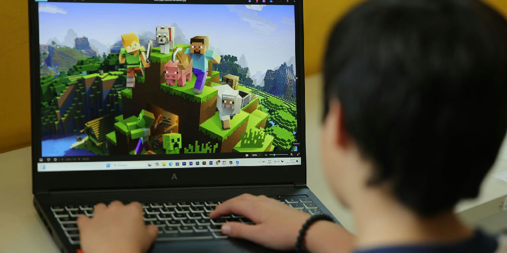 Uso excessivo de telas em crianças e adolescentes dispara casos de olho seco