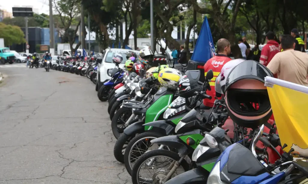 Vulnerabilidade no asfalto: maioria dos motociclistas de aplicativo opera sem proteção previdenciária