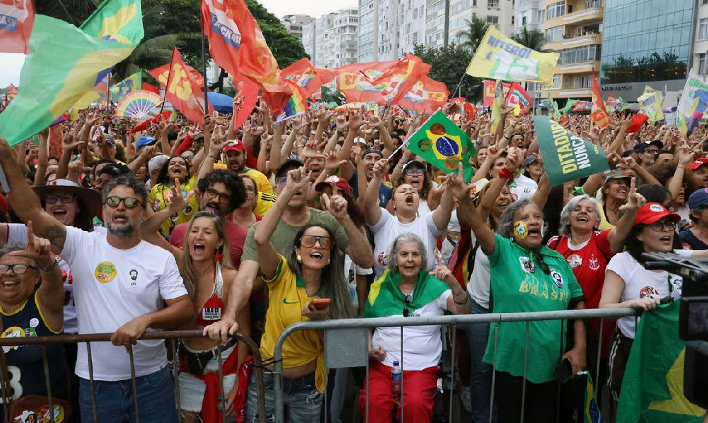 Ato pela democracia com Caetano Veloso reúne multidão em Copacabana