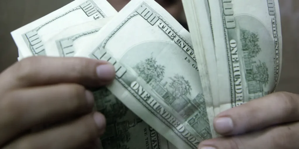 Dólar fecha abaixo de R$ 5 e Ibovespa renova recorde histórico após primeiro turno