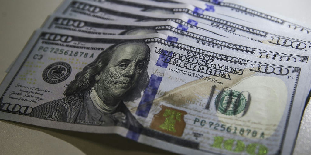 Dólar volta a superar a marca de R$ 5 em dia de ajuste no mercado financeiro
