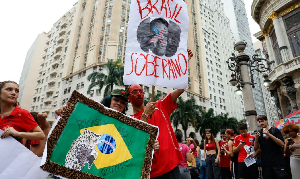 Estudantes ocupam ruas do Rio de Janeiro em ato pró-Lula na reta final das eleições