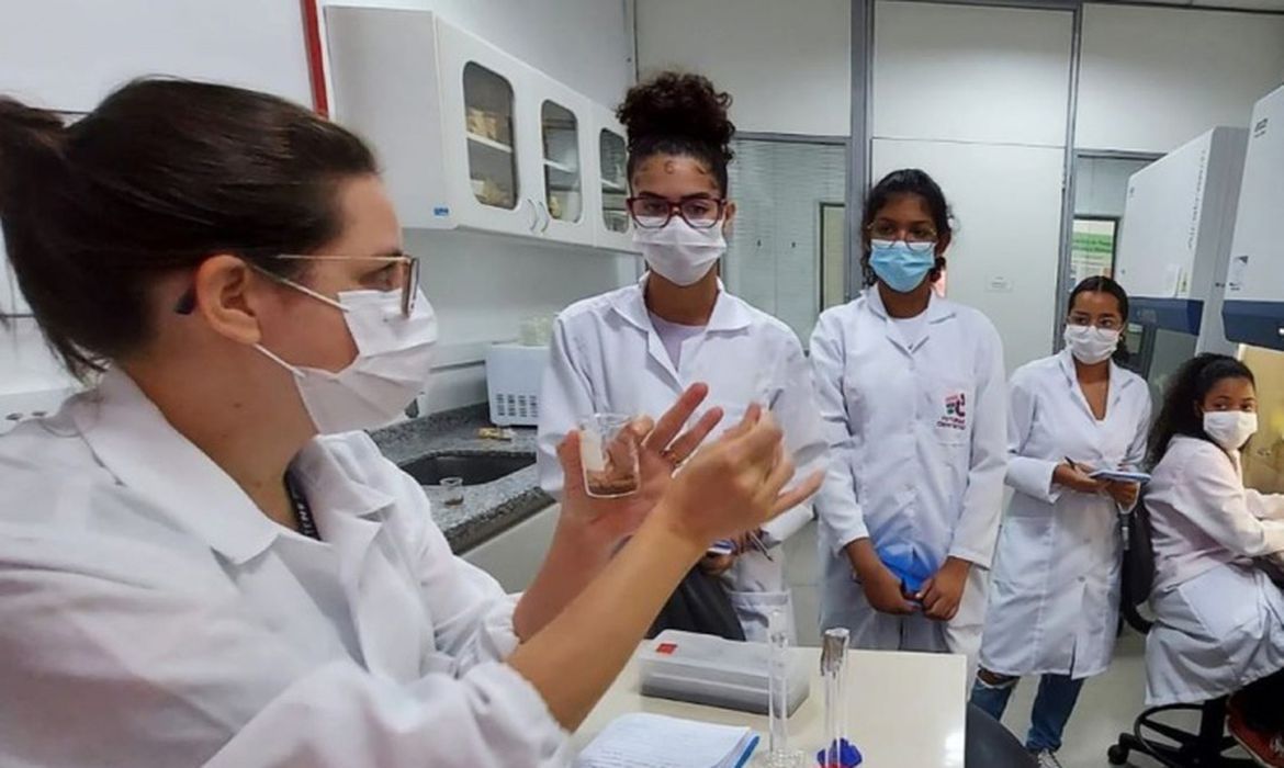 Prazo para concorrer às vagas gratuitas do Programa Futuras Cientistas encerra em 6 de novembro