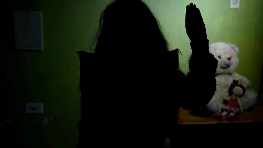 Sinal universal de socorro salva menina de 9 anos de tentativa de estupro em Curitiba