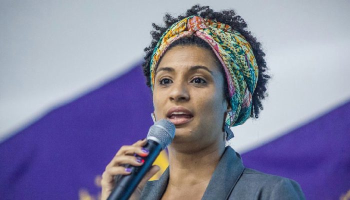 Apoiadores de Flávio Bolsonaro atacam memória de Marielle Franco e filha da vereadora reage
