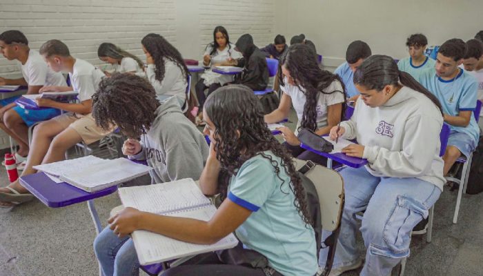 Avaliação PISA 2025: Brasil estabiliza desempenho escolar em cenário de queda global