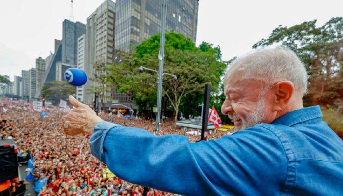 Avenida Paulista recebe milhares em ato por Lula, que projeta semana decisiva