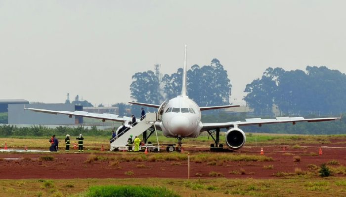 Avião da Latam sai da pista durante pouso no Aeroporto de Cascavel