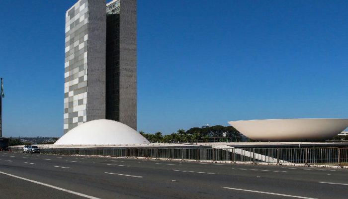 Câmara adia para terça votação de MP que elimina imposto sobre compras internacionais