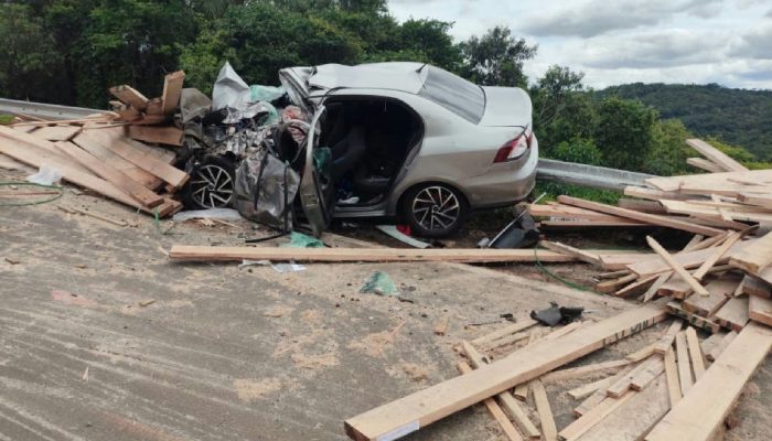 Caminhão tomba na serra, atinge ônibus e carro deixa nove feridos no paraná