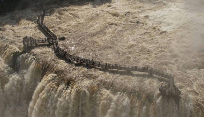 Cataratas do Iguaçu fecham passarela após vazão atingir volume seis vezes superior ao normal