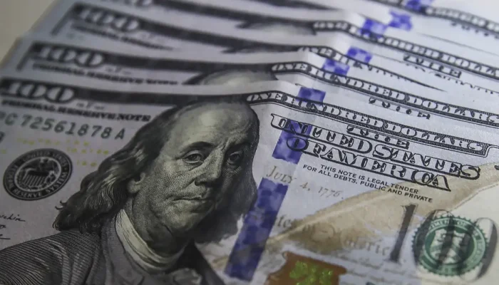 Cenário eleitoral e mercado externo empurram dólar para baixo a R$ 5,01