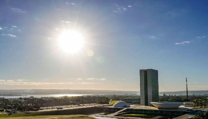 Congresso Nacional define pautas cruciais sobre escala 6x1 e 'taxa das blusinhas'