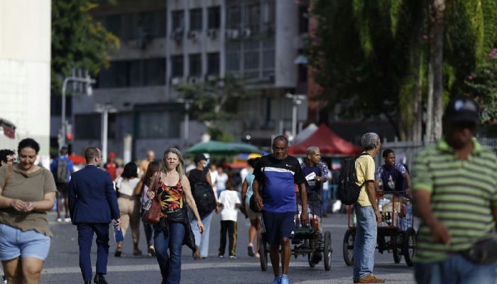 Crescimento populacional brasileiro desacelera e atinge 0,37% em 2026