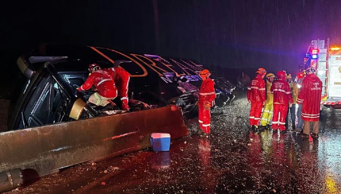 Dez pessoas ficam feridas após ônibus tombar na Br-376 em Ponta Grossa nesta sexta-feira