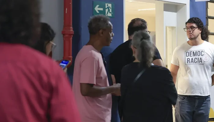 Dia de eleição: prazo para eleitores escolherem candidatos vai até 17h em todo o país