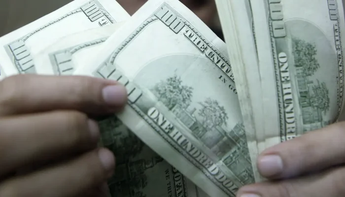 Dólar sobe e se aproxima de R$ 5,17 sob influência externa e cenário eleitoral brasileiro