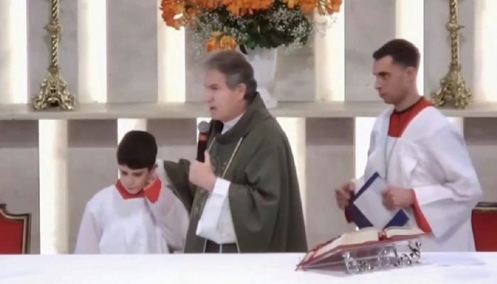 Estreia de coroinha autista em Curitiba viraliza e inspira debate sobre inclusão na fé