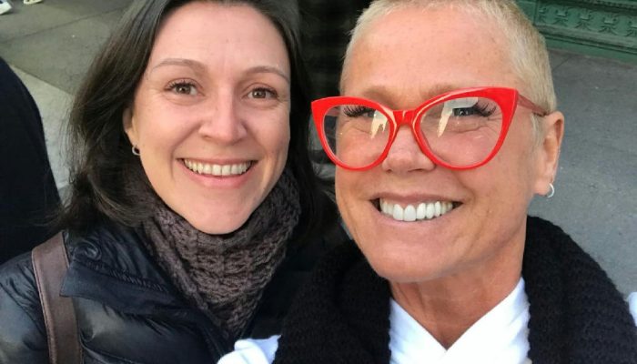 Fã cruza o mundo de Nova York a Curitiba para ver Xuxa e exibe tatuagem da nave espacial
