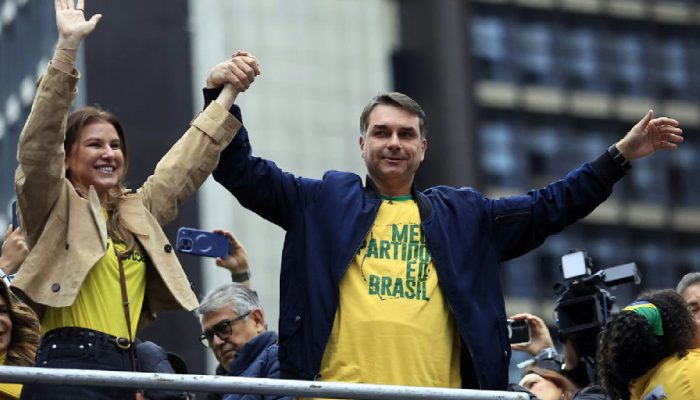 Flávio Bolsonaro apresenta plano de governo com foco em corte de gastos e segurança