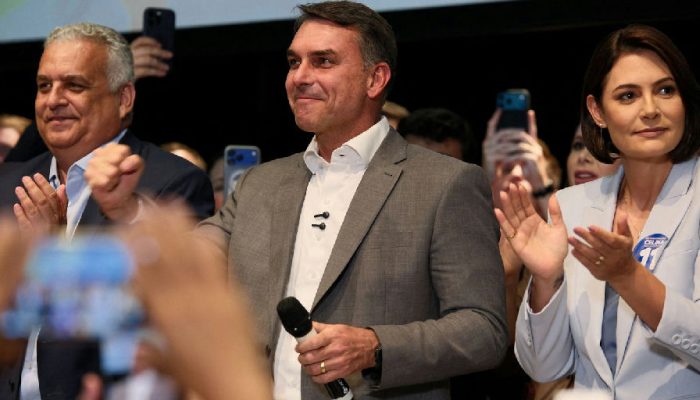 Flávio Bolsonaro consolida apoios partidários e defende reformas na Constituição e fim da reeleição