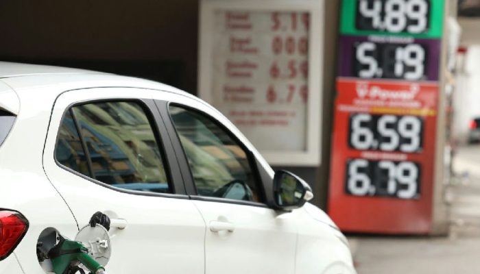 Governo federal anuncia pacote de R$ 7 bilhões mensais para conter alta dos combustíveis