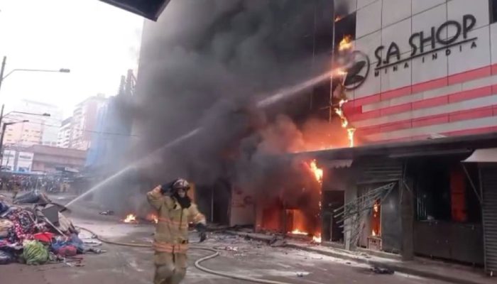 Grande incêndio atinge centro comercial em Cidade do Leste e mobiliza bombeiros