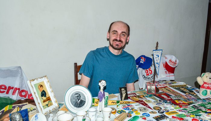 Historiador paranaense preserva a memória política com acervo de 4 mil itens eleitorais