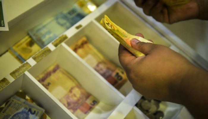 INPC registra variação negativa em agosto e acumula alta de 3,98% em 12 meses