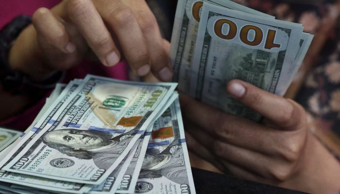 Moeda americana perde força e termina abaixo de R$ 5 com queda semanal