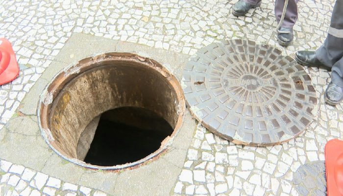 Mulher sofre queda em bueiro aberto na Rua XV de Novembro em Curitiba