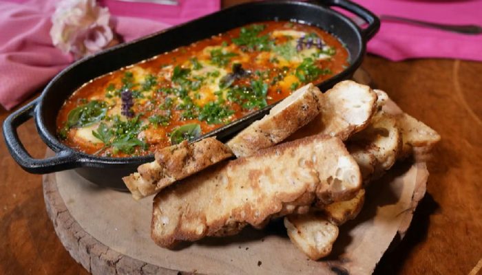 Ovos rancheiros: a receita que une sabor e praticidade, da gema mole à dura