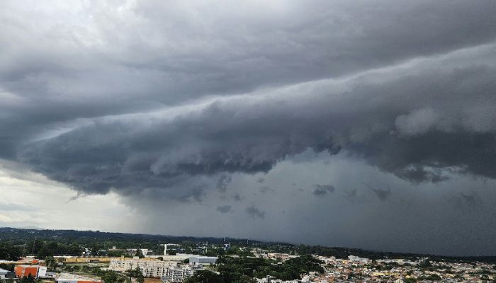 Paraná em alerta laranja para tempestades com granizo e ventos de 100 km/h nesta terça