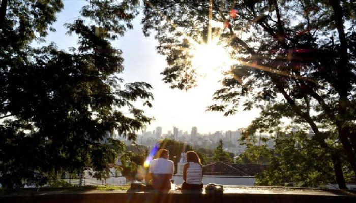 Por que o sol parece mudar de lugar em Curitiba ao longo do ano?