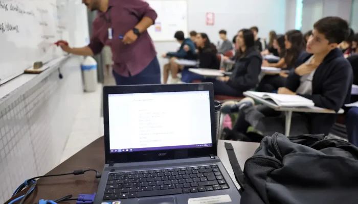 Professora de Campinas usa inteligência artificial para inspirar sonhos de futuro em alunos
