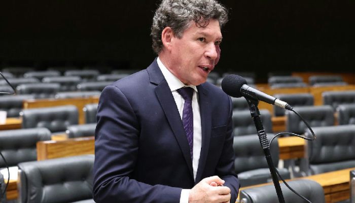 Reginaldo Lopes é escolhido por Hugo Motta para comandar comissão da MP que zera taxa das blusinhas
