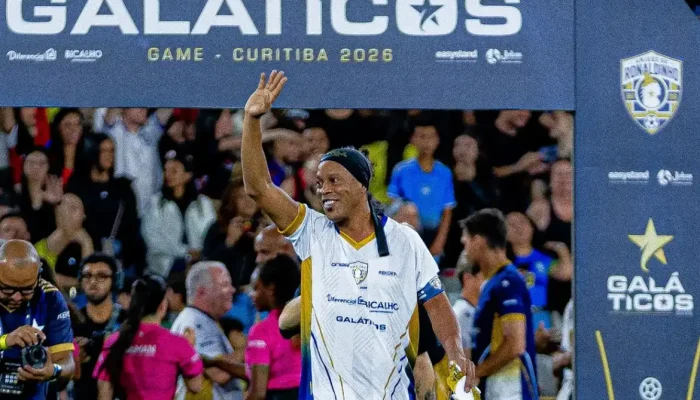 Ronaldinho Gaúcho surpreende e anuncia retorno aos gramados na Itália