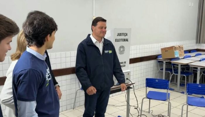 Sandro Alex, candidato ao governo, registra voto em Ponta Grossa em dia de pleito