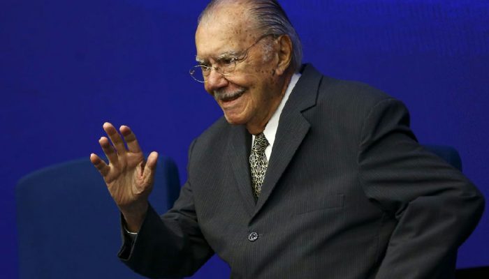 Sarney deixa hospital em São Luís após cirurgia e nove dias internado