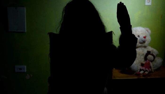 Sinal universal de socorro salva menina de 9 anos de tentativa de estupro em Curitiba