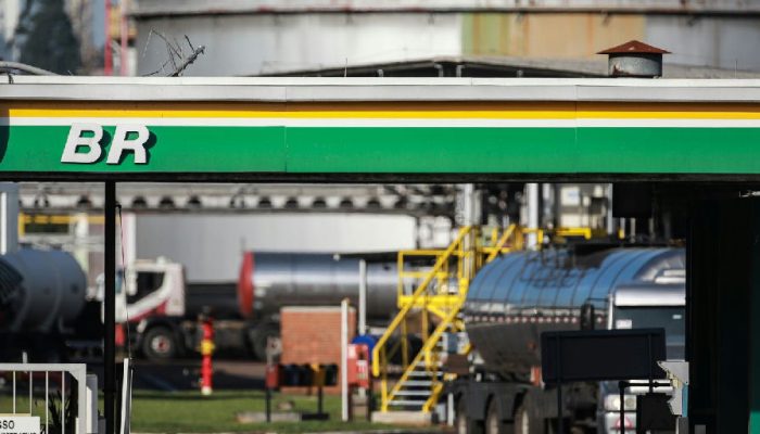 Subsídio governamental anula aumento da Petrobras e mantém preço do diesel estável